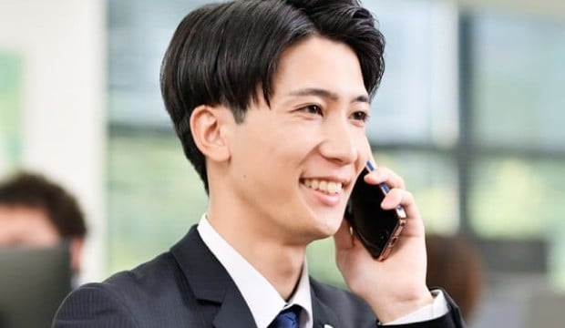 石井さんが携帯電話で通話している写真。