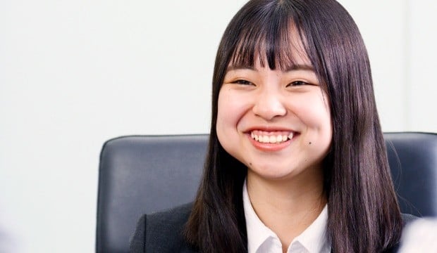 生井さんがニコニコ笑っている写真。