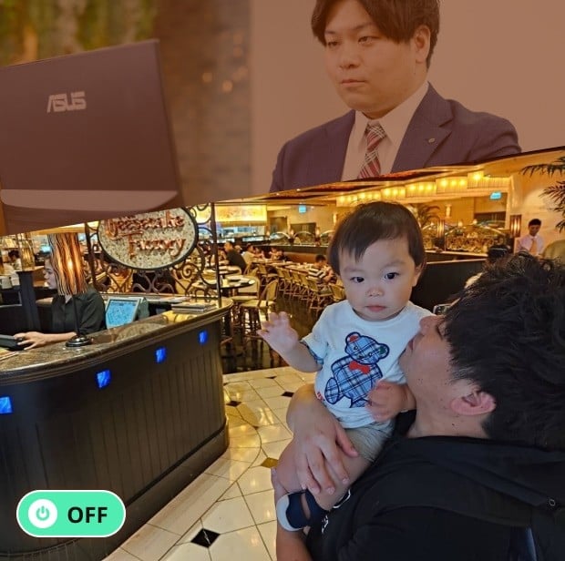 「OFF」のプライベート写真。レストランの中で息子を抱きかかえ、愛情ある表情でみつめる久保さん