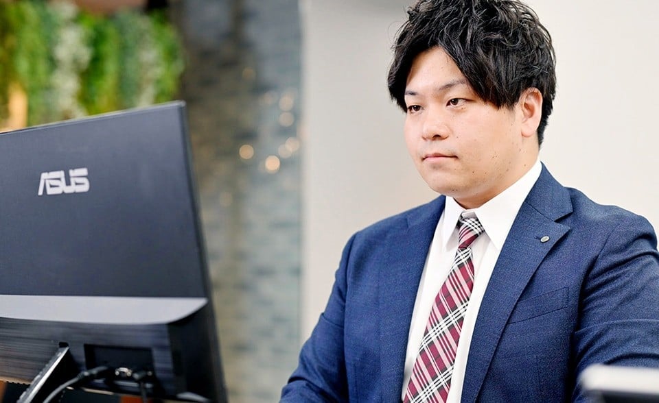 モニタを見つめ集中モード