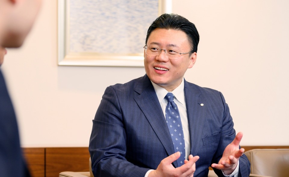 中島社長が笑いながら返事をしている