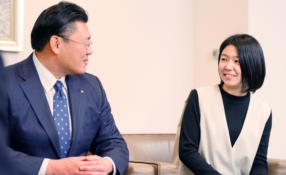 中島社長の話を笑顔で聞く菅原さん
