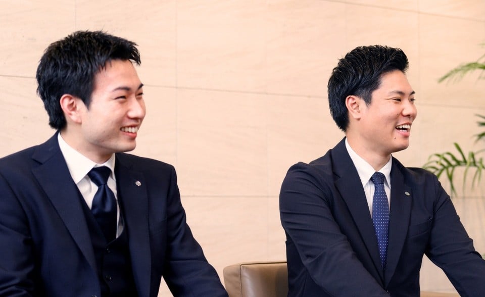 笑顔で聞く荒木さんと竹下さん