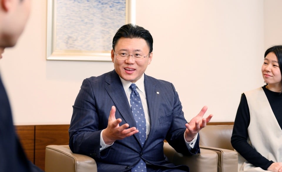 中島社長が手を広げて真剣に話している