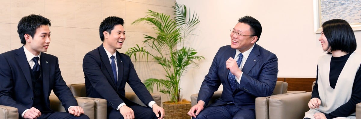 4人が楽しそうに笑いながら会話をしている