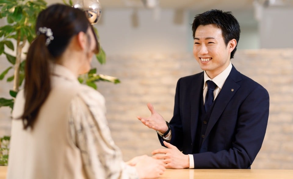 身振りを入れて話す笑顔の竹下さん