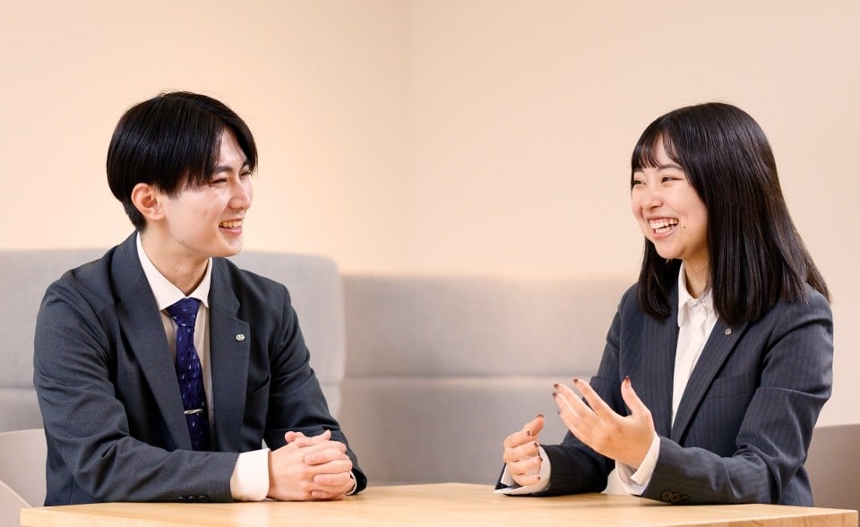 手振りを交え笑顔で話す生井さんと笑顔で受け止める鈴木さん