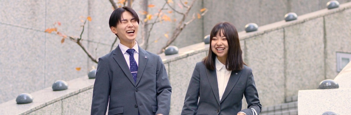 屋外で歩きながら話が盛り上がる2人